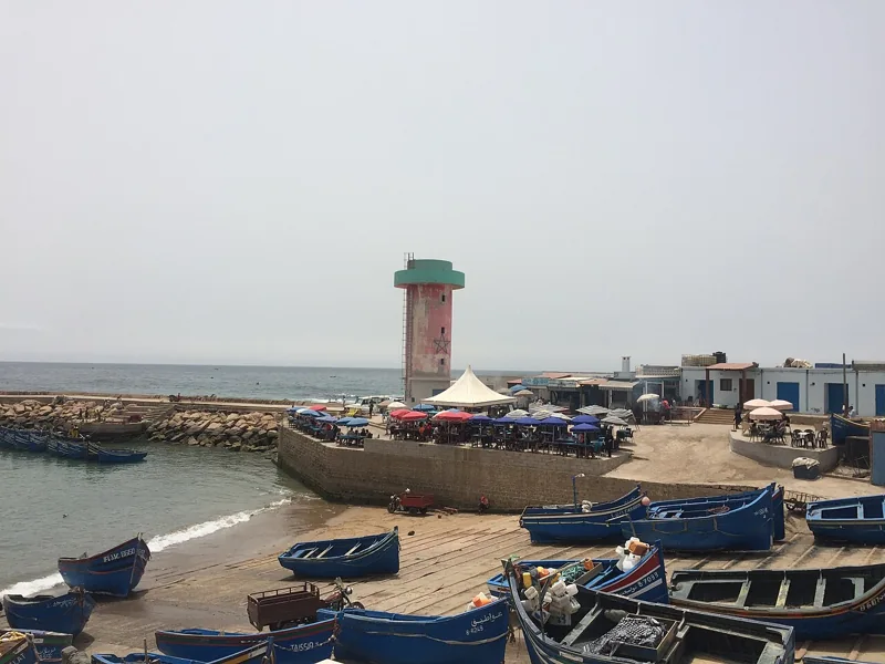 قوارب زرقاء في ميناء الصيد